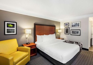 La Quinta Inn & Suites Houston Baytown East