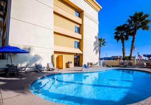 La Quinta Inn & Suites Houston Baytown East