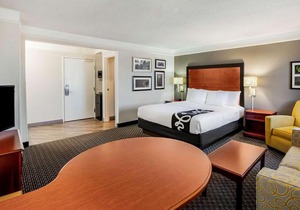 La Quinta Inn & Suites Houston Baytown East