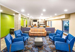 La Quinta Inn & Suites St Louis Hazelwood - Airport North