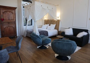 La Romantique, luxury suite with bathtub at Château La Vidalle