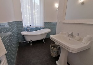 La Romantique, luxury suite with bathtub at Château La Vidalle