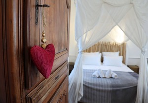 La Romantique, luxury suite with bathtub at Château La Vidalle