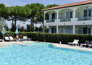 La Ventola 4-bedroom apartment in residence with pool, A.C, WIFI