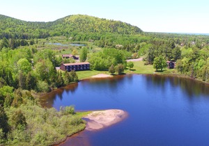 Lake Fanny Hooe Resort- First floor, 2 bed with Balcony by RedAwning