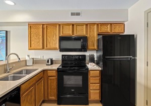 Lake of the Ozarks: 2BR Condo at Lakeside Resort w/WiFi, Pool & Watersports