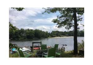 Lakefront Contemporary House in Tobyhanna