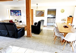 LAKELAND LODGE, family friendly, with hot tub in Pentney