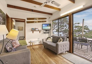 Lakeside cabin with captivating views, free kayaks, close to Metung Hot Springs