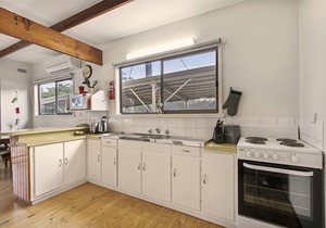 Lakeside cabin with captivating views, free kayaks, close to Metung Hot Springs