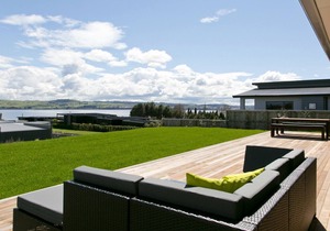 Lakeside Estate - Rainbow Point Holiday Home, WHAREWAKA