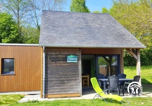 Lakeside Fishing Chalet for 4-6 Guests with Private Dock, Terrace, and Family Amenities
