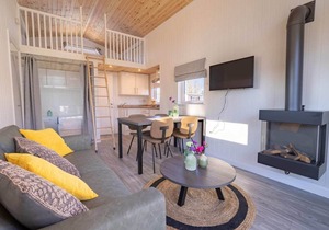 Lakeside lodge with garden