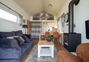 Lakeside lodge with garden