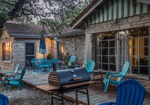 LakeTravis 6 guest Bungalow #1: Free waterpark, walk to marinas, dining, lake