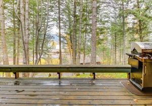 Lakeview Condo w/ Deck, Pool/Hot Tub, & Close Beach Access - Near Skiing