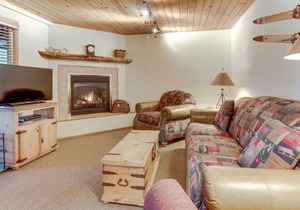 Lakeview Condo w/ Deck, Pool/Hot Tub, & Close Beach Access - Near Skiing