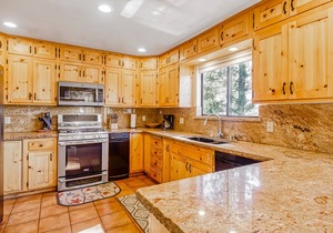 Lakeview Home w/Pool Table, Private Hot Tub, Fireplaces - Water Views, Dogs OK