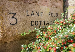 LANE FOLD COTTAGE, pet friendly, with open fire in Grassington
