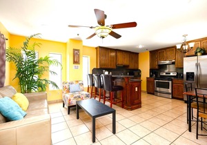 Lantana Retreat - Cozy 2BR w/Pool, No Stairs
