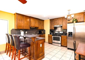 Lantana Retreat - Cozy 2BR w/Pool, No Stairs