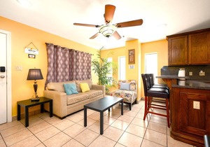 Lantana Retreat - Cozy 2BR w/Pool, No Stairs