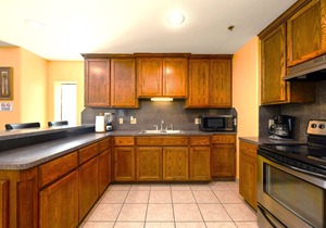 Lantana Retreat - Cozy 2BR w/Pool, No Stairs