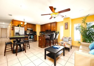 Lantana Retreat - Lovely 2BR w/Pool, No Stairs
