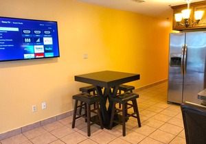 Lantana Retreat - Lovely 2BR w/Pool, No Stairs