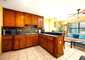 Lantana Retreat - Lovely 2BR w/Pool, No Stairs