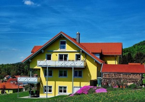 Large (100sqm) vacation apartment with balcony and garden