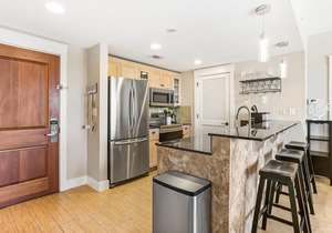 Large Balcony ~ Bayside Gated Resort ~ Full Kitchen ~ Resort Pool