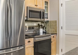 Large Balcony ~ Bayside Gated Resort ~ Full Kitchen ~ Resort Pool