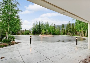 Large condo with Mtn views from private balcony! Updated, Wood floors!