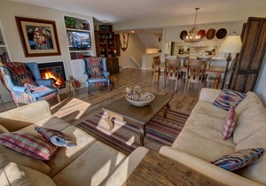 Large condo with Mtn views from private balcony! Updated, Wood floors!