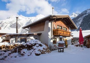 Large holiday home with garden and balcony in Ötztal