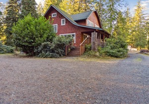 Large Lodge at Rainier Lodge 0,4 m from entrance cabin