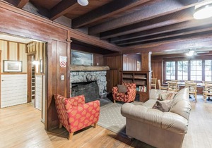 Large Lodge at Rainier Lodge 0,4 m from entrance cabin
