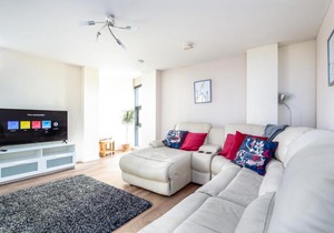 Large modern 2 bedroom flat in iconic Castlefield