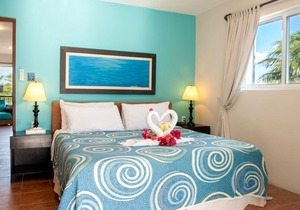Large modern 3rd floor apartment, fresh breeze, huge deck overlooking pool
