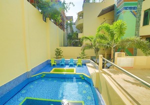 Large, modern condo with balcony overlooking 5th Ave. 4 minute walk to the beach