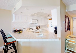 Large, open unit, gulf views, Close to shopping & dining