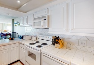 Large, open unit, gulf views, Close to shopping & dining