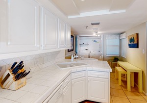 Large, open unit, gulf views, Close to shopping & dining