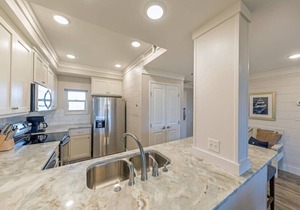 Large Private Beach Access! Pickleball, Mini Golf, Basketball, Pools, Hot tub!