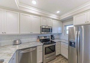 Large Private Beach Access! Pickleball, Mini Golf, Basketball, Pools, Hot tub!