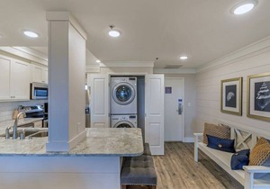 Large Private Beach Access! Pickleball, Mini Golf, Basketball, Pools, Hot tub!