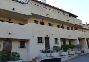 large studio on the ground floor with terrace & swimming pool 500 m from the sea