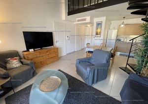 Large terrace with sea view, recent residence, everything on foot
