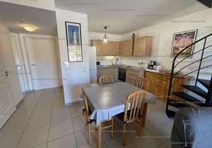 Large terrace with sea view, recent residence, everything on foot